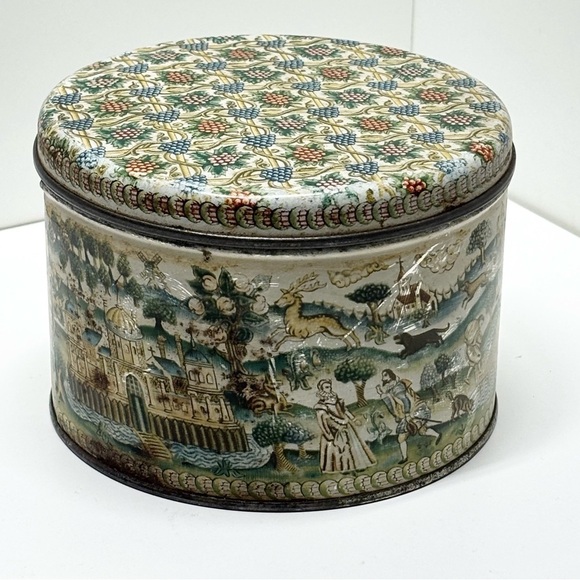 Vintage Peek Freans London, England biscuit tin with medieval hunting scenes - Picture 1 of 11